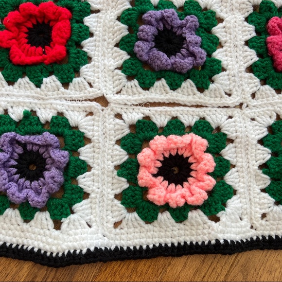 Beautiful VTG Handmade Flower Afghan Blanket - Picture 9 of 16